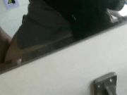 真大胆,黑丝包臀的风骚少妇火车上引诱干儿子在厕所操她,刚进去就说：快抓紧时间操啊,等下有人要上厕所了!