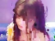 瞅着很眼熟的童颜大奶美眉撕破丝袜和粉丝炮友在KTV的沙发上啪啪-1