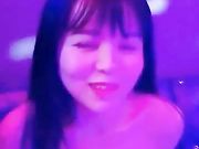 瞅着很眼熟的童颜大奶美眉撕破丝袜和粉丝炮友在KTV的沙发上啪啪-1
