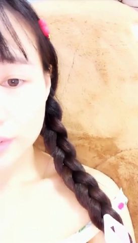 扎着两个麻花辫的萌妹子看着年龄不大漏逼秀逼逼很不错