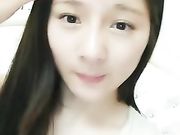 看着挺清纯的漂亮长发萌妹子全裸漏奶漏逼自慰大秀喜欢不要错过
