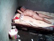 样子很猥琐的嫖客很猴急被肉丝粉裙小姐拍了一下