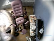 大学美女被男友哄到酒店后就要操她,妹子害羞不同意被男的抱到炮椅上硬干