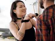 肉嘟嘟的丰满妹子渔网裤袜扣逼捆绑暴力口爆