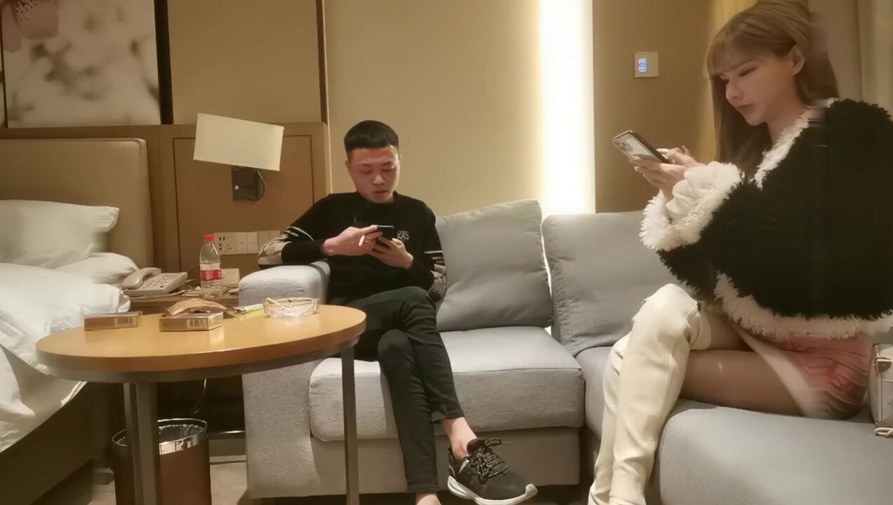 黄先生花3000块约外围大胸情趣装干了两炮01