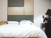 肚脐装美女屁股有点骚舔逼怼着骚穴大力猛操