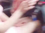 性感漂亮的美少妇驾照一直考不过路上练车时和教练车震