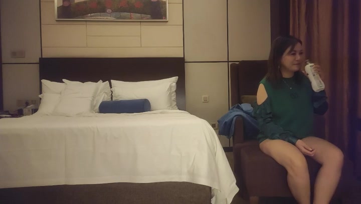约操骚熟女伸进猛扣骚逼张开双腿猛怼