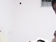 风骚淫荡少妇约了两个跑友玩3P口交啪啪