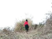 红衣少妇驾车户外野外草地和炮友啪啪