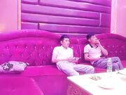 歌厅探花夜场叫两个妹子抬起双腿猛操