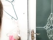 苗条妹子双人口交舔JJ乳夹沙发上骑乘套弄
