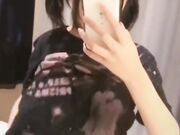 嫩嫩双马尾小萝莉拿着手机对着镜子好卡哇伊
