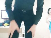 年轻男女们干小萌妹群P年纪都不大 却已很会玩