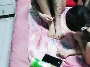 粉嫩萝莉两个舔乳头一个舔鸡巴各种抽插爆草02
