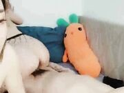 两个美少妇喂小哥激情上位抽插让小哥舔逼