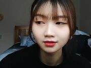 美眉的颜值很能打 化个妆不需要美颜 很清纯青涩 刚踏入社会的青涩