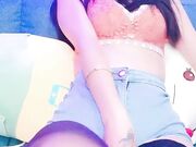 甜美新人美女厕所地上自慰用水冲逼 01