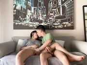 我和继妹独自在家里醒来 所以我们在客厅做爱