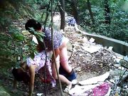小树林野战系列连衣裙小姐在这么恶劣的环境下居然玩了几个经典的招式