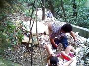 小树林野战系列连衣裙小姐在这么恶劣的环境下居然玩了几个经典的招式