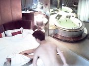 情趣酒店豪华套房水滴摄像头监控偷拍貌似很饥渴很主动的美眉上位骑坐鸡巴