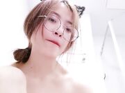 邻家小妹浴室洗澡湿身坐在马桶上掰穴