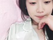 顶点 清纯校园女神 家中下海 当一个女孩拿着肉棒自慰快要高潮的时候