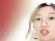 眼镜良家美女刚下海 全裸扭腰诱惑 约炮开始操逼 美臀一下下抽插爽翻