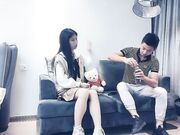 甜美大长腿兼职嫩妹  蹲着深喉口交转战到床上 双腿肩上扛抽插