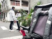 女友负气出走在路边随便抓男大生回饭店爱爱不料男友突然回来了1