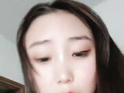 美乳女孩居家阳具深插玩弄淫穴白浆一逼