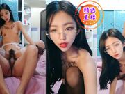 御姐范带着眼镜美妞激情大战头套男舔屌上位