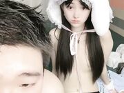 美少女被胖大叔玩穴爆操骑乘位抽插后入美臀