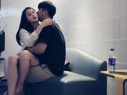 小宝寻花牛仔短裤骑在身上舌吻调情深喉舔屌扣穴