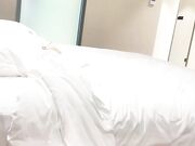 长发少女主动骑乘鸡巴上下运动流水不断