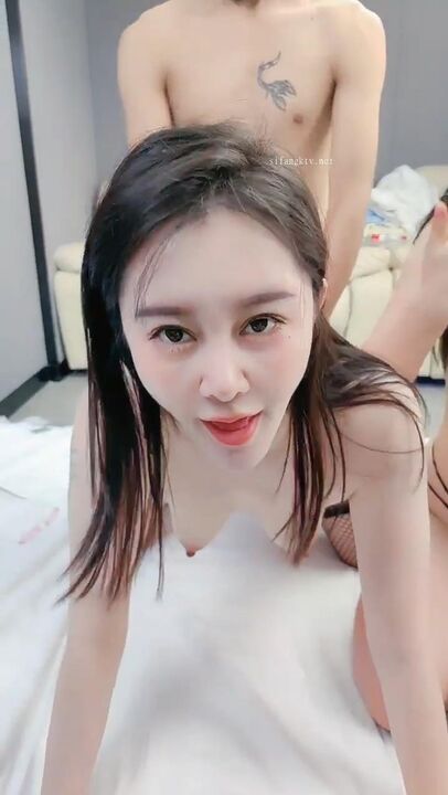 贫乳少女白嫩阴蒂大鸡巴磨蹭性高潮喷水