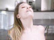 少女用阴户贿赂爸爸的朋友用大鸡巴不断深插