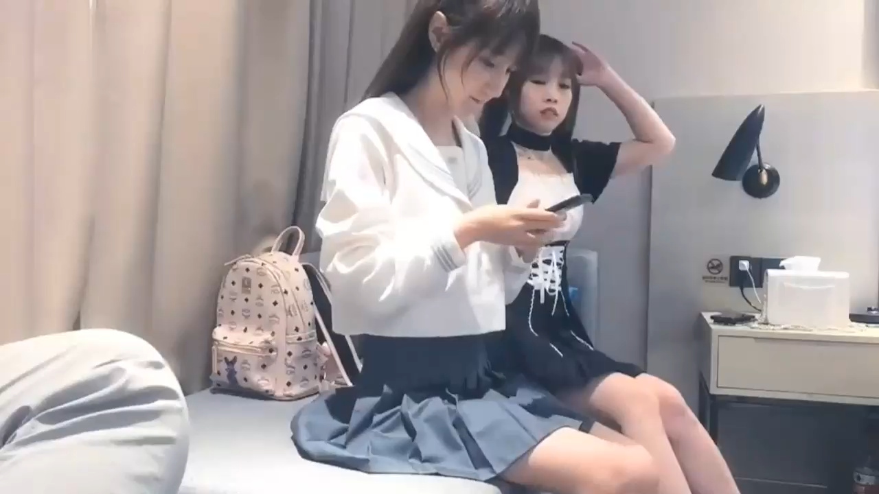 白嫩嫩妹双飞大鸡巴挨边侧入打桩呻吟不断