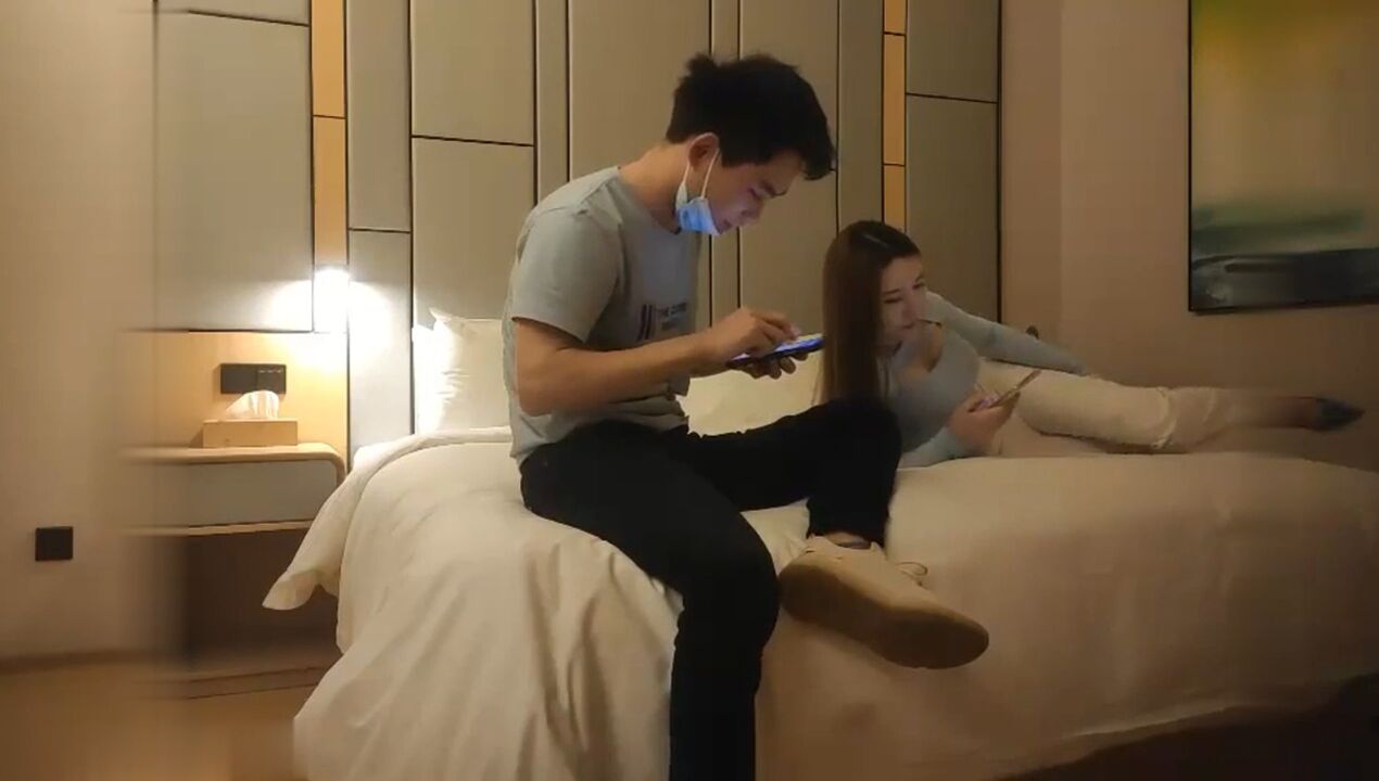 蓝衣好身材丰乳肥臀妹子口活不错抬起腿来猛操