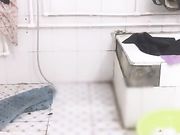 颜值不错的美女趁夜里没有人在集体宿舍的澡堂里直播洗澡逼逼粉嫩粉嫩的