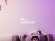 对白精彩淫荡苗条瘦小女主播太嗨了直接约3个爷们家中淫乱直播“干死你草泥马叫爸爸”堪比AV啊-1