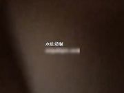 对白精彩淫荡苗条瘦小女主播太嗨了直接约3个爷们家中淫乱直播“干死你草泥马叫爸爸”堪比AV啊-2