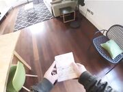 警察抓住没有身份证的性感黑发游客并搜身