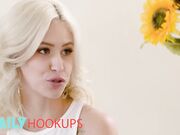 罗比 艾科在看到他的火辣继妹基亚拉 科尔自慰后操她