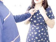 丈夫撕扯她妻子普里亚的礼服 欣赏她性感的身体 并狠狠操她的屁股