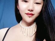 长发飘飘的妹子 性感身材模特身材比基尼超有型阴毛整理过