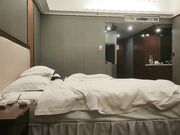 外围少妇迫不及待撩起衣服揉奶子镜头前深喉口交扶着屁股后入撞击