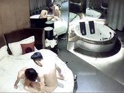 豪华套房偷拍短发美女被男友快速抽插妹子这小身板抱着操是太爽了