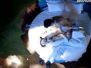 蓝床房偷拍超清纯漂亮大学美女和男友约会开始2人很害羞